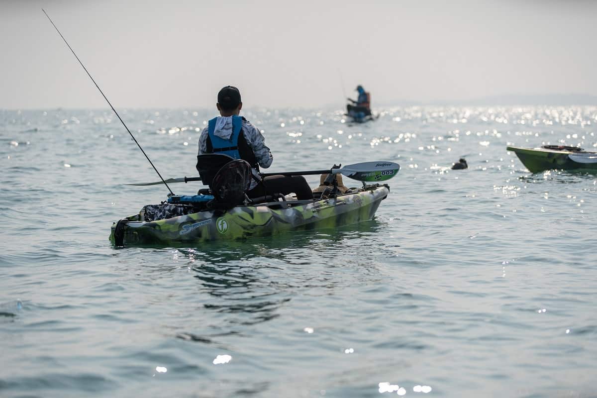 cannes et moulinets pour la pêche en kayak en eau salée