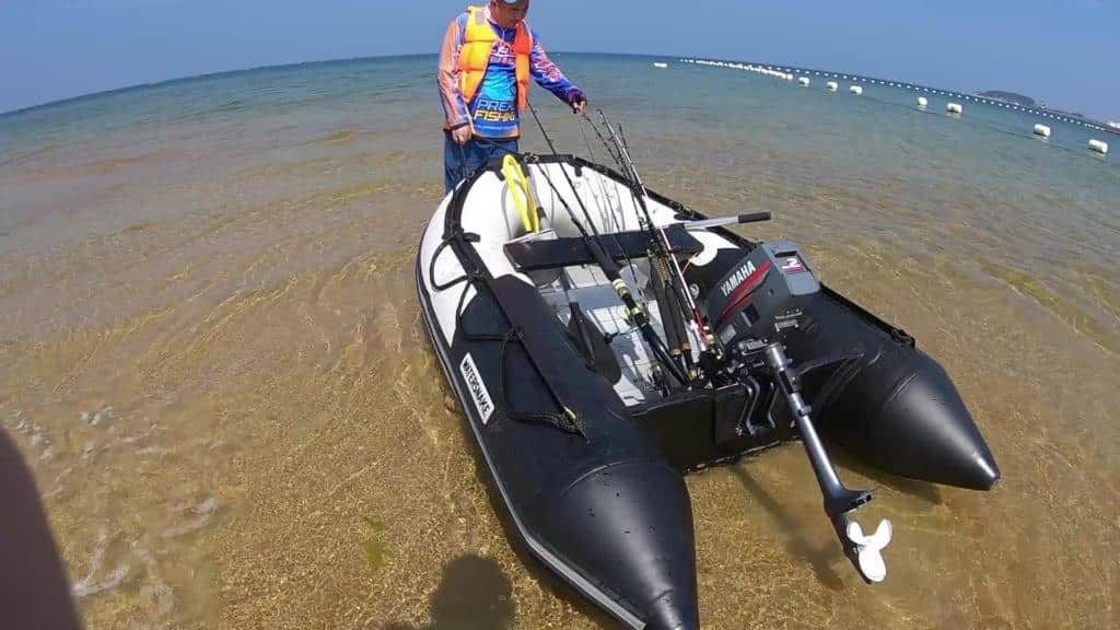 Examen du bateau ponton gonflable avec support de moteur – Fisher and Hunter